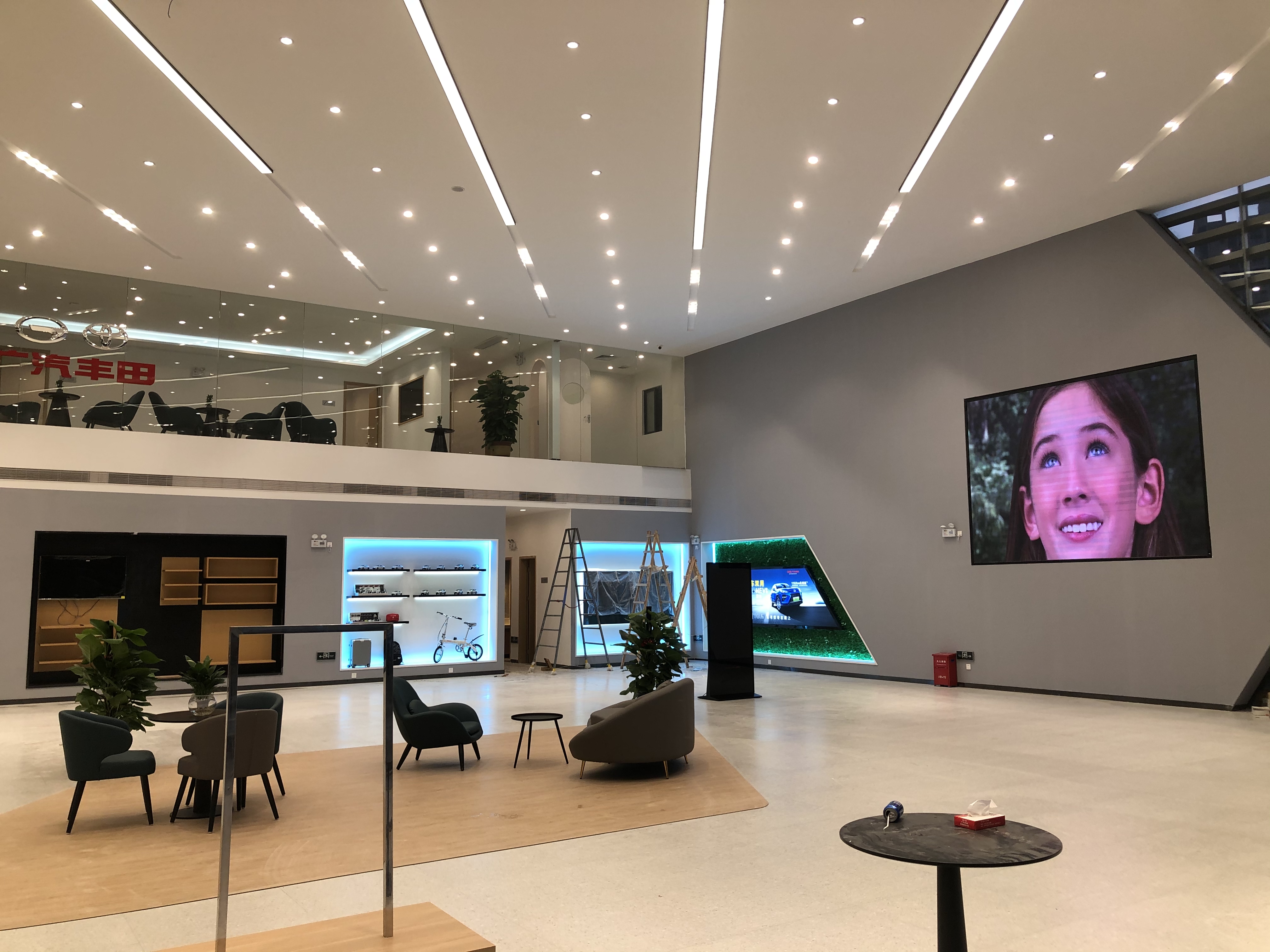店員瘋狂發傳單，顧客卻頭也不抬？LED廣告機‘強制吸睛’的5個心機設計”